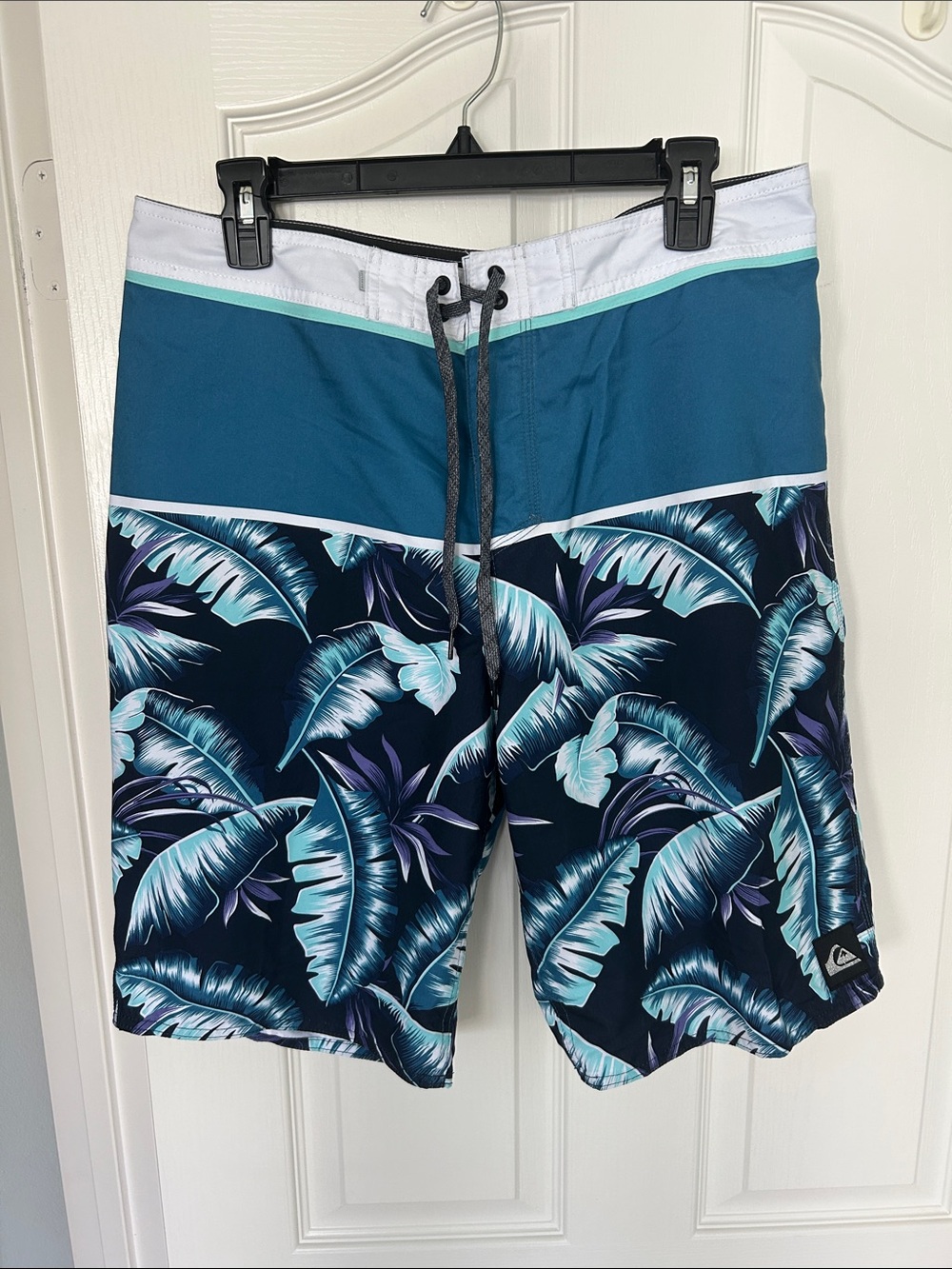 Quiksilver Size 33 Teal & Navy Tropical Leaf Boardshorts